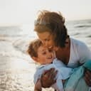 Parent et enfant devant un ordinateur